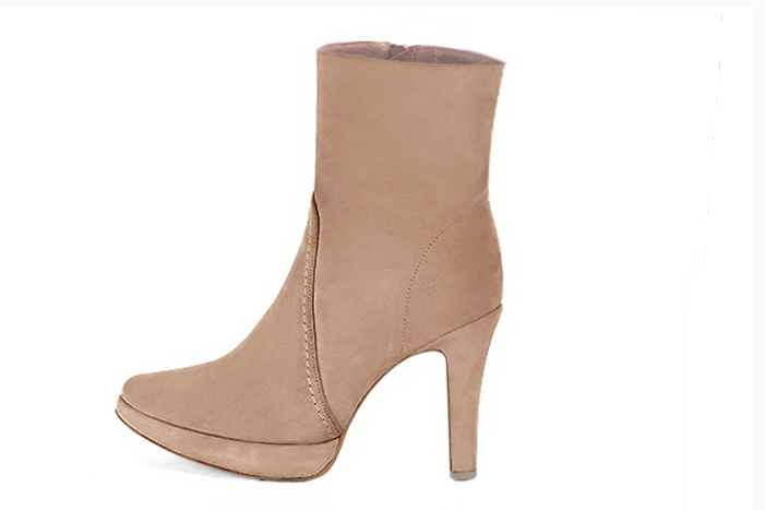 Biscuit beige women's ankle boots with a zip on the inside. Round toe. Very high slim heel with a platform at the front. Profile view - Florence KOOIJMAN